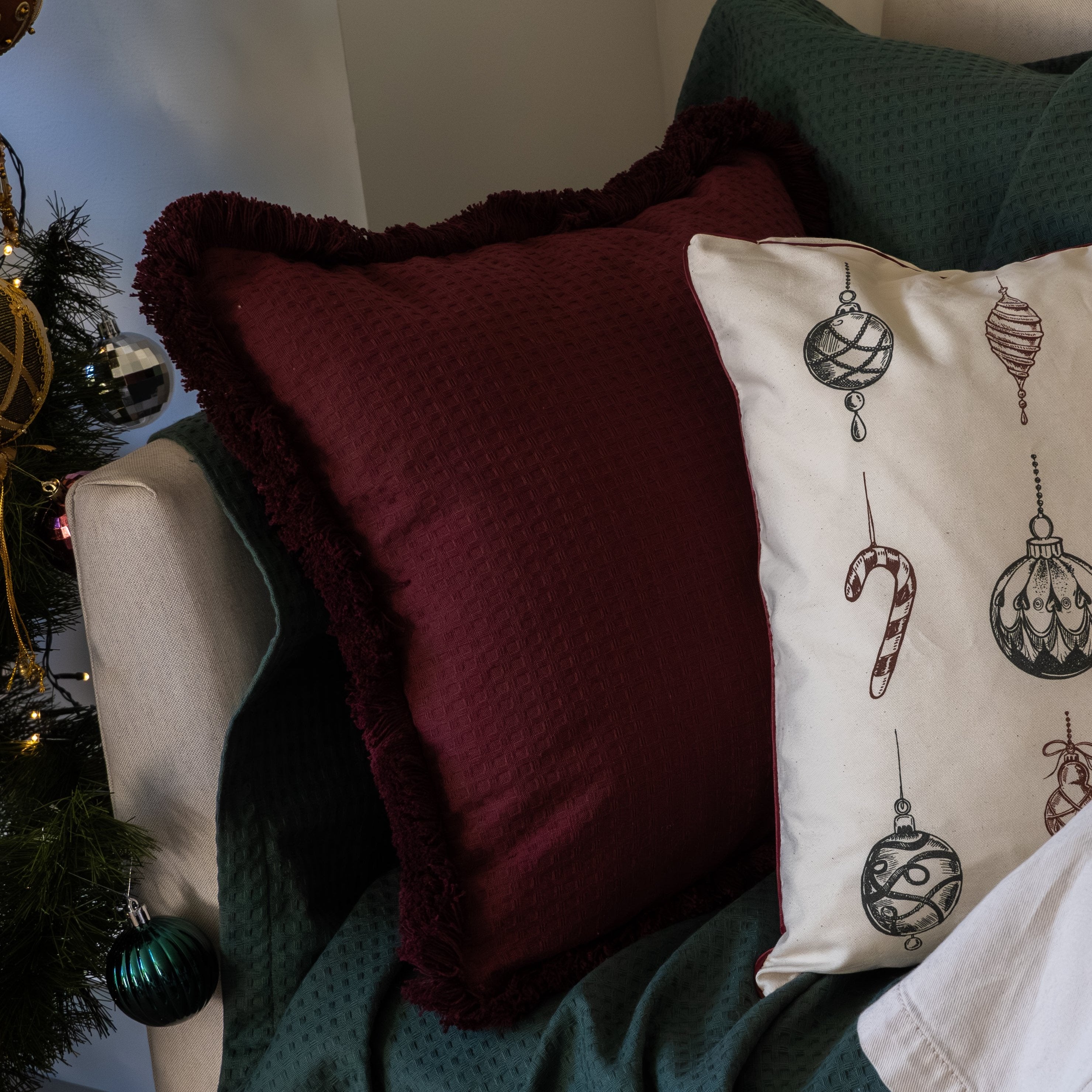 Funda piquet para cojín con flecos Vinotinto