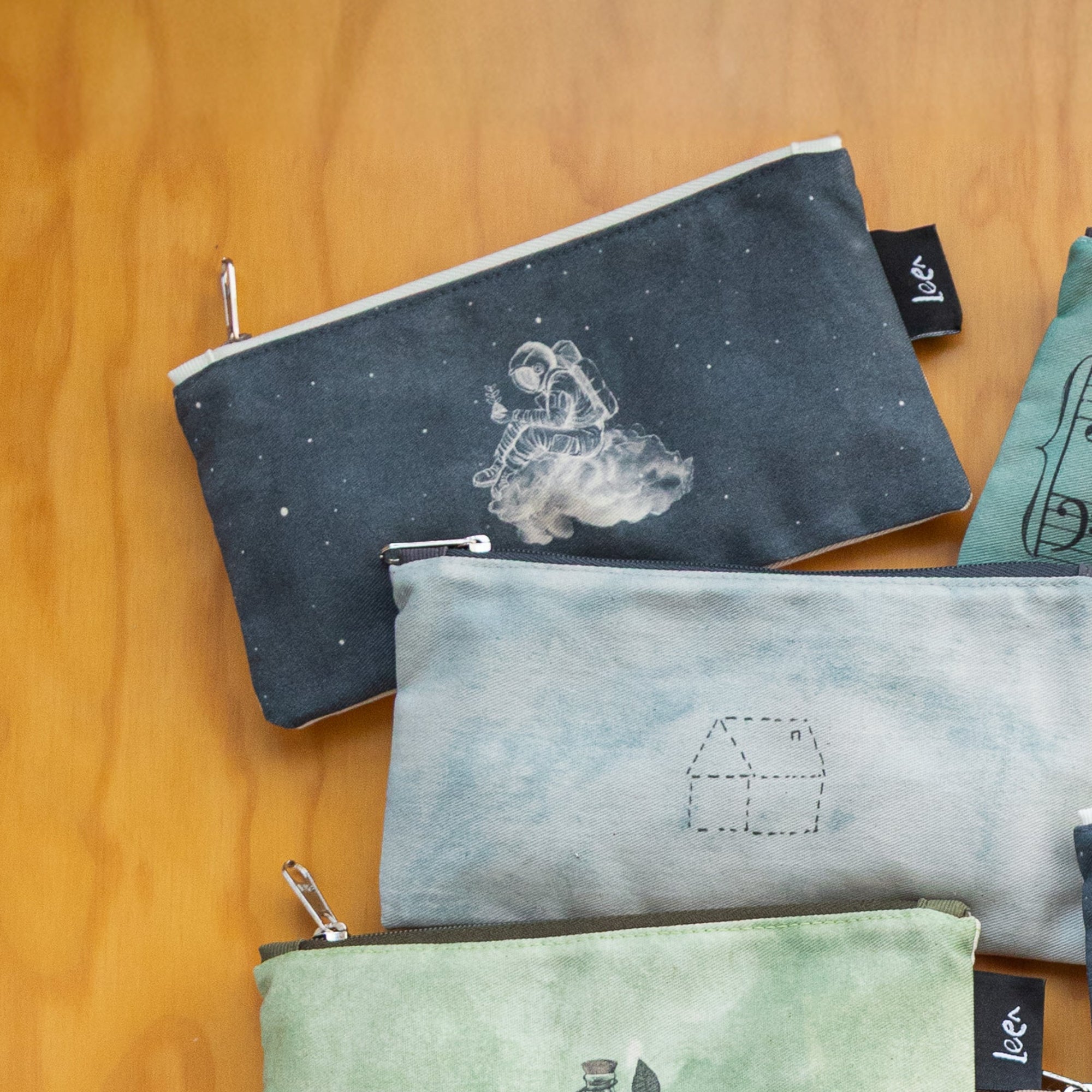 Mini Cartuchera Ilustrada Astronauta Nube By Leen