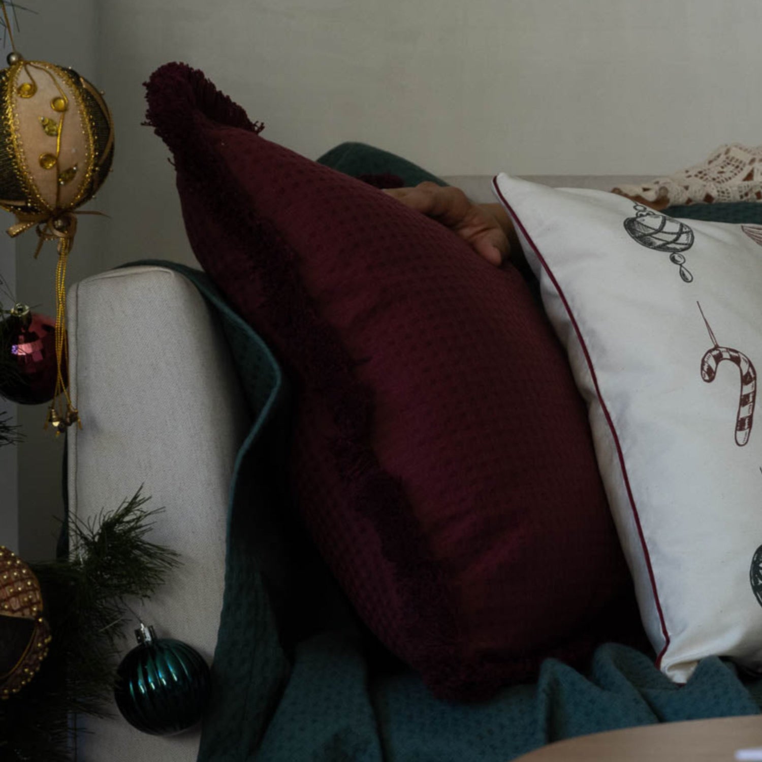 Funda piquet para cojín con flecos Vinotinto