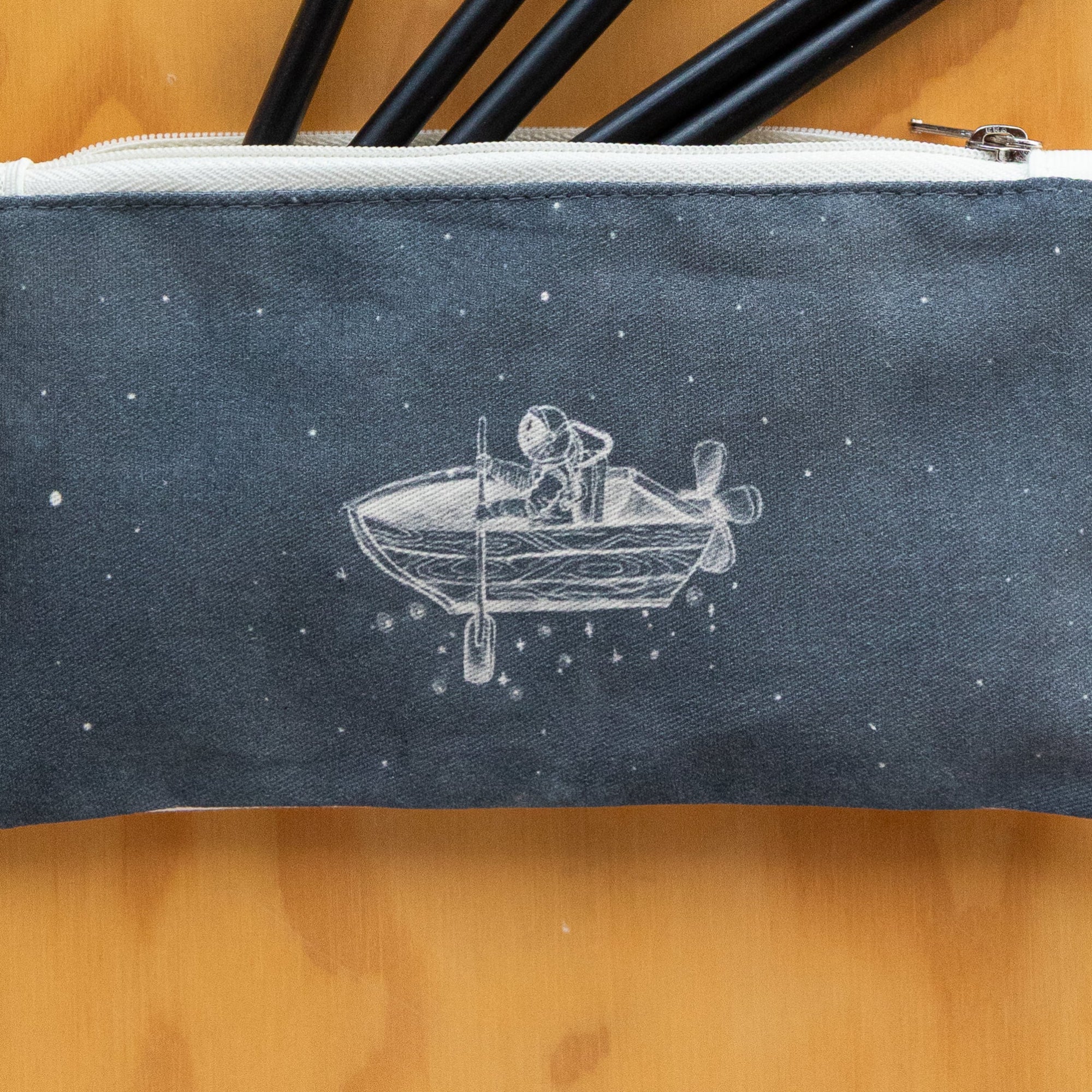 Mini Cartuchera Ilustrada Astronauta Barco By Leen