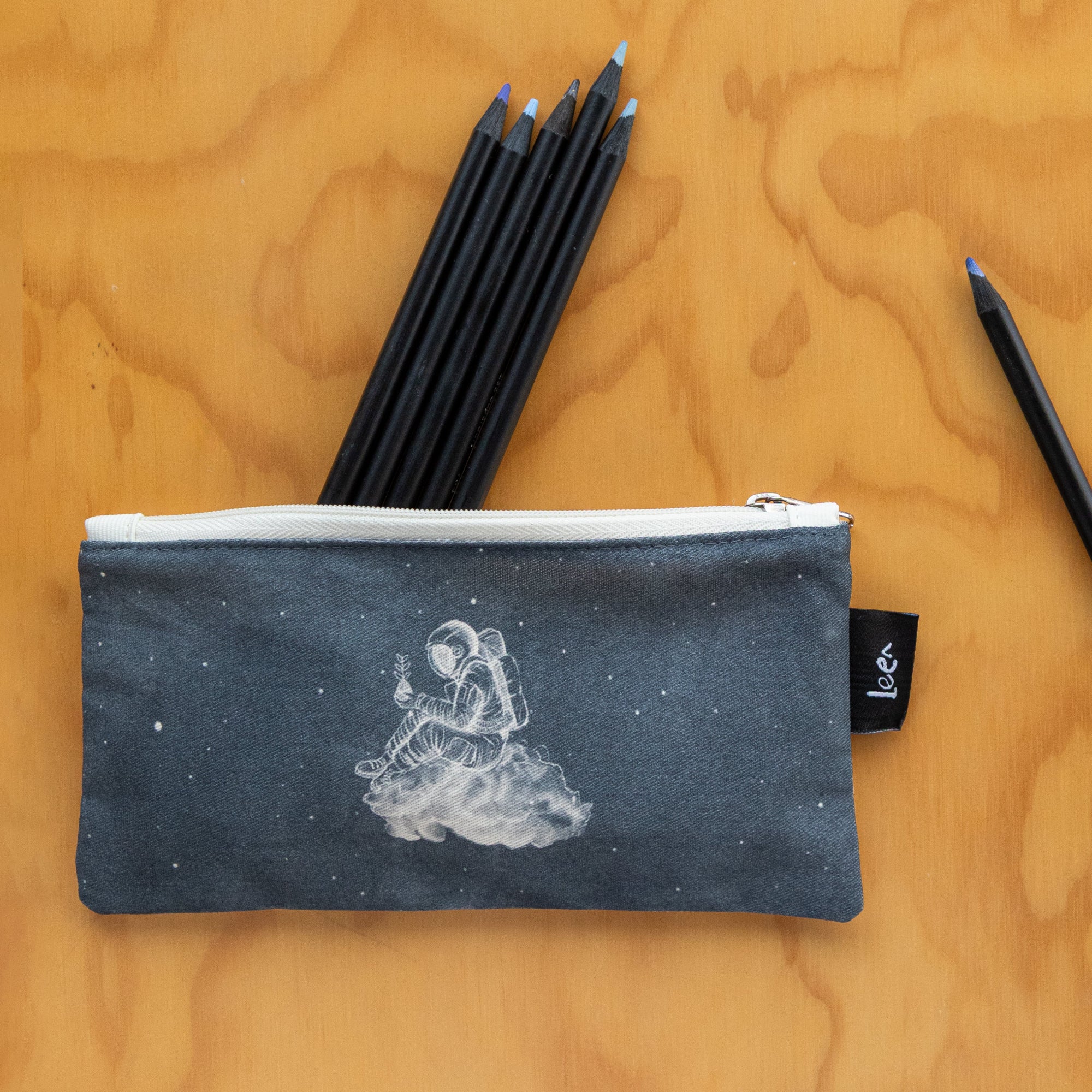 Mini Cartuchera Ilustrada Astronauta Nube By Leen