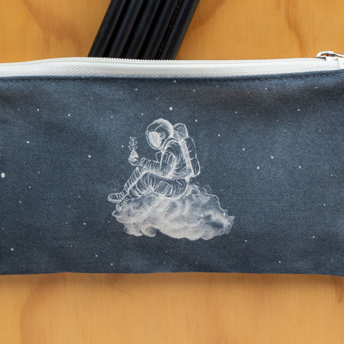 Mini Cartuchera Ilustrada Astronauta Nube By Leen