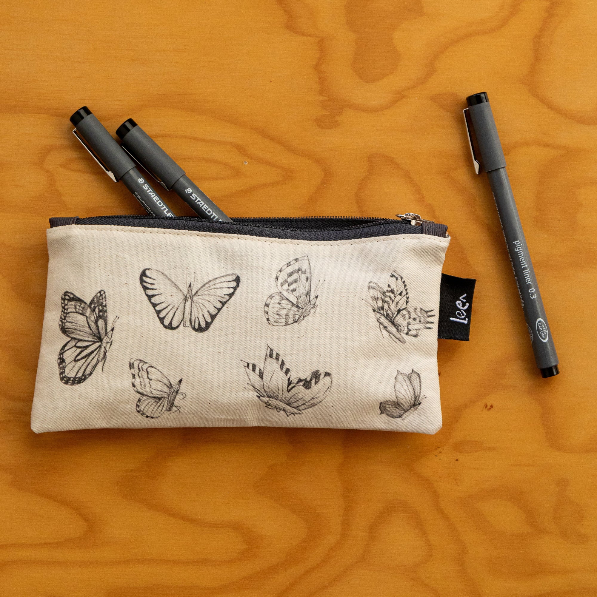 Mini Cartuchera Ilustrada Lapiz Mariposas By Leen