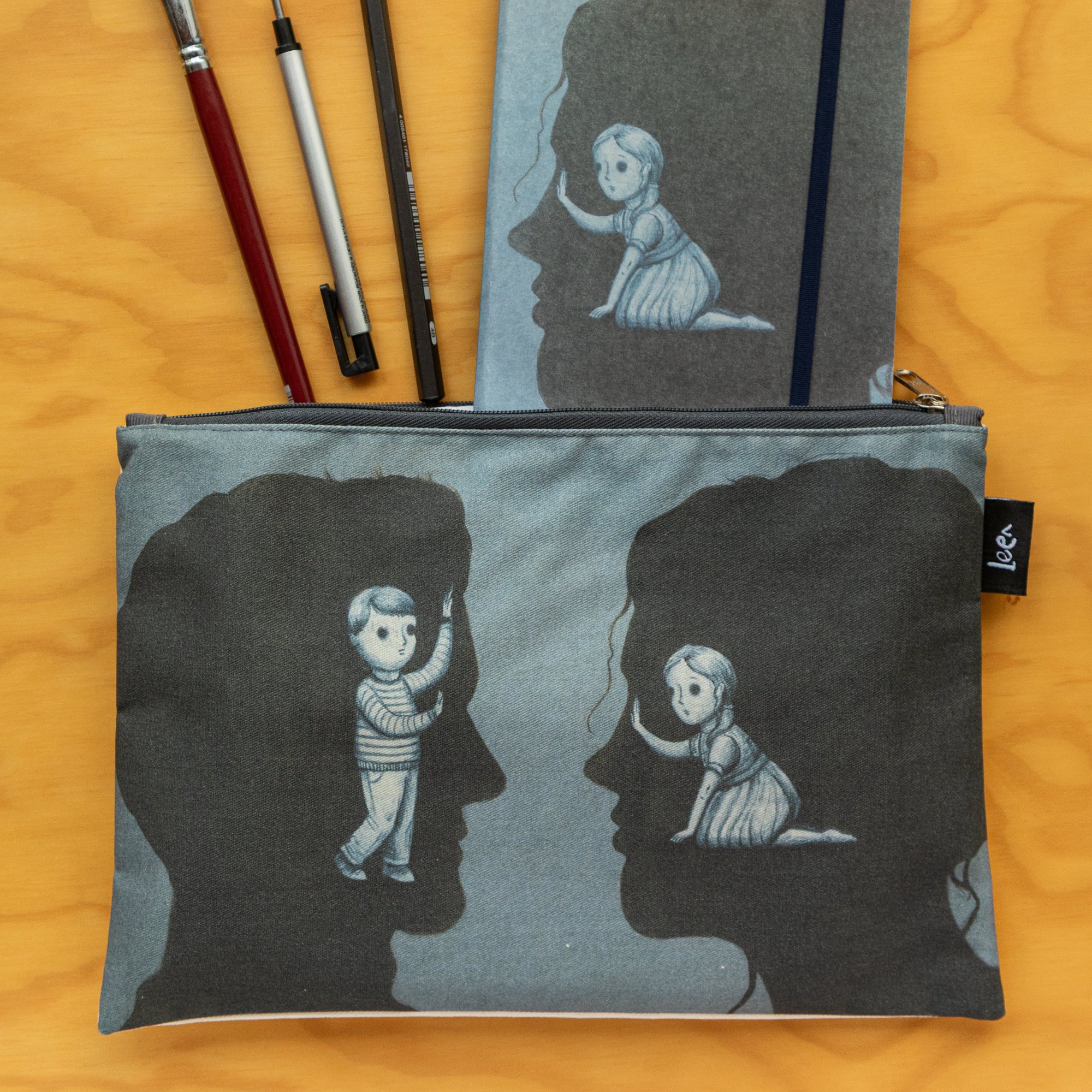 Portaútiles Ilustrado Adentro By Leen