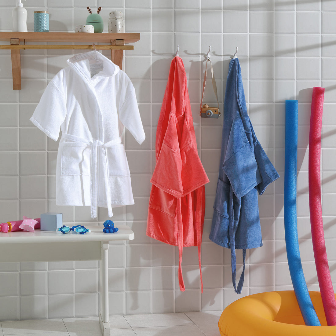 Bata de baño con capucha para niños. 100% algodón. Color Blanco