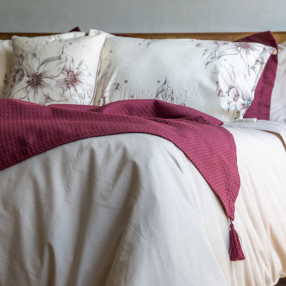 Manta piquet decorativa con borlas Vinotinto