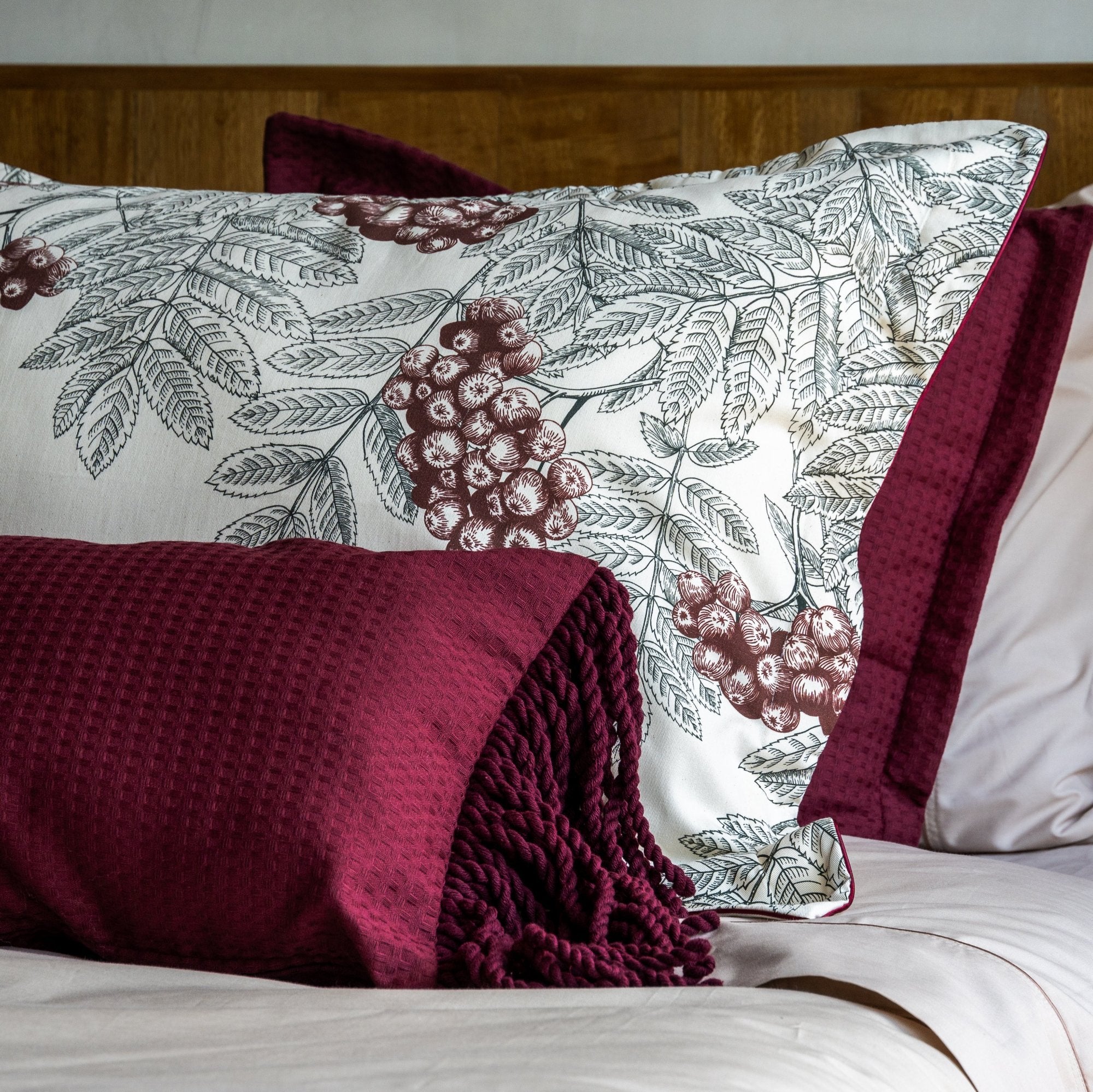 Funda piquet para cojín con flecos Vinotinto