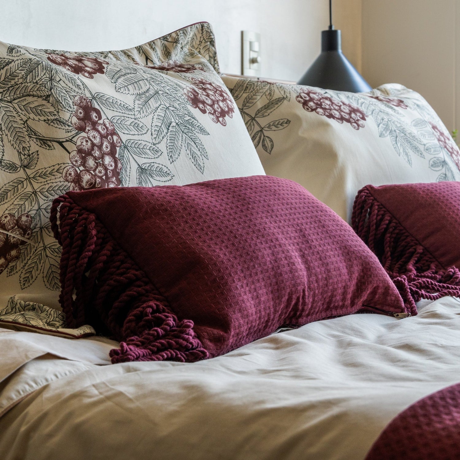 Funda piquet para cojín con flecos Vinotinto