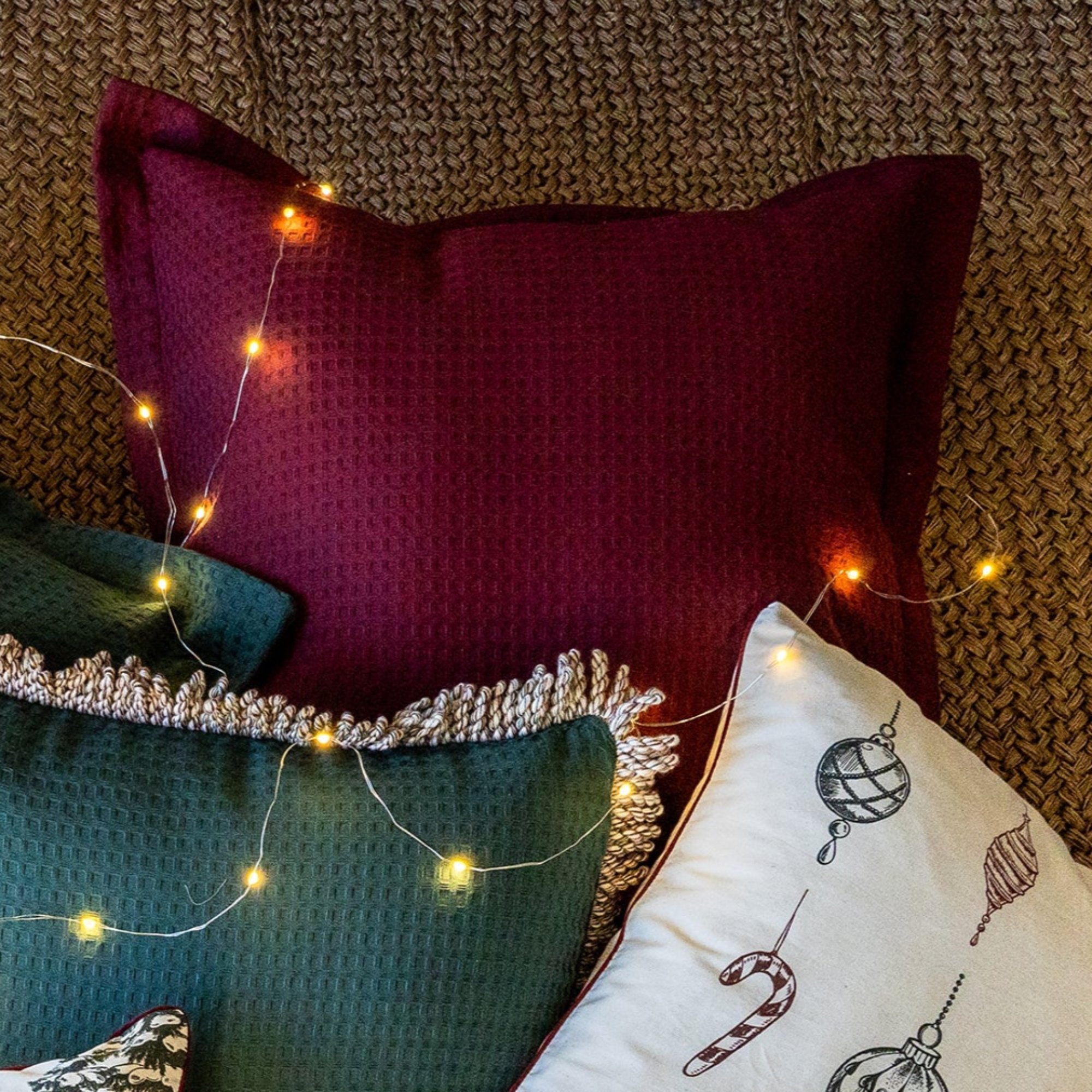 Funda piquet para cojín con pestañas Vinotinto