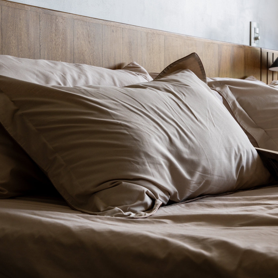 Set x2 fundas para almohada con pestaña 100% algodón 200 hilos color Amendoa