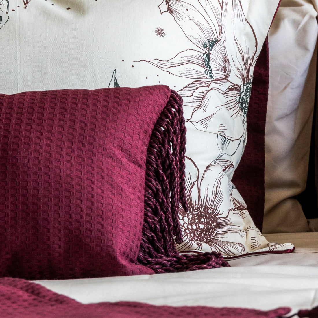 Funda piquet para cojín con flecos Vinotinto