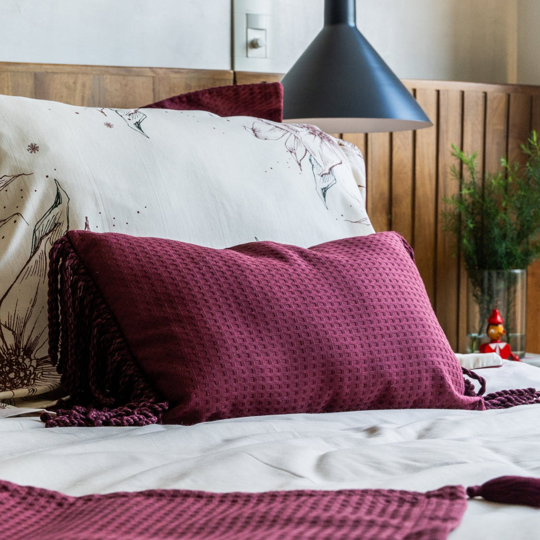 Funda piquet para cojín con flecos Vinotinto