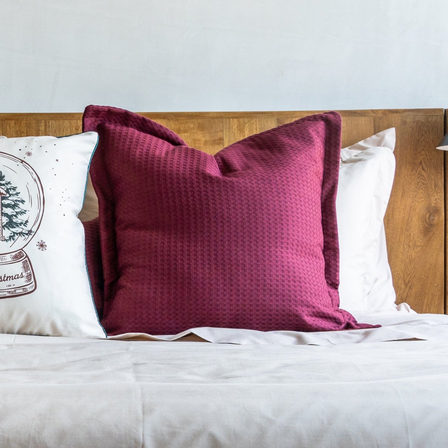 Funda piquet para cojín con pestañas Vinotinto