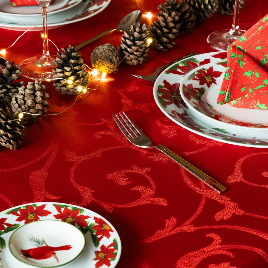 Mantel decorativo navideño en jacquard rojo