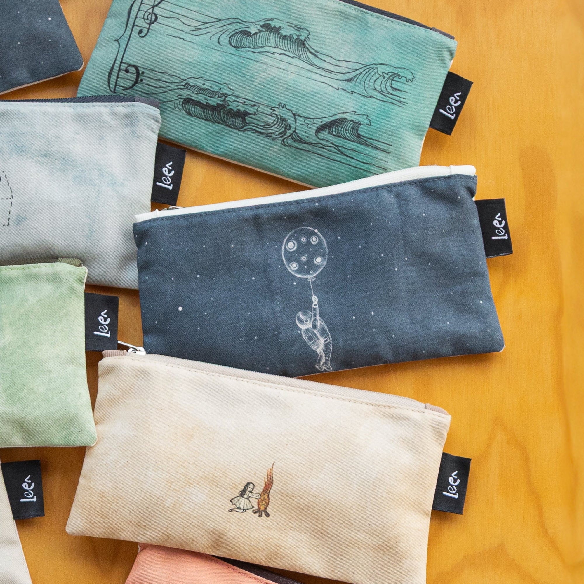 Mini Cartuchera Ilustrada Astronauta Luna By Leen