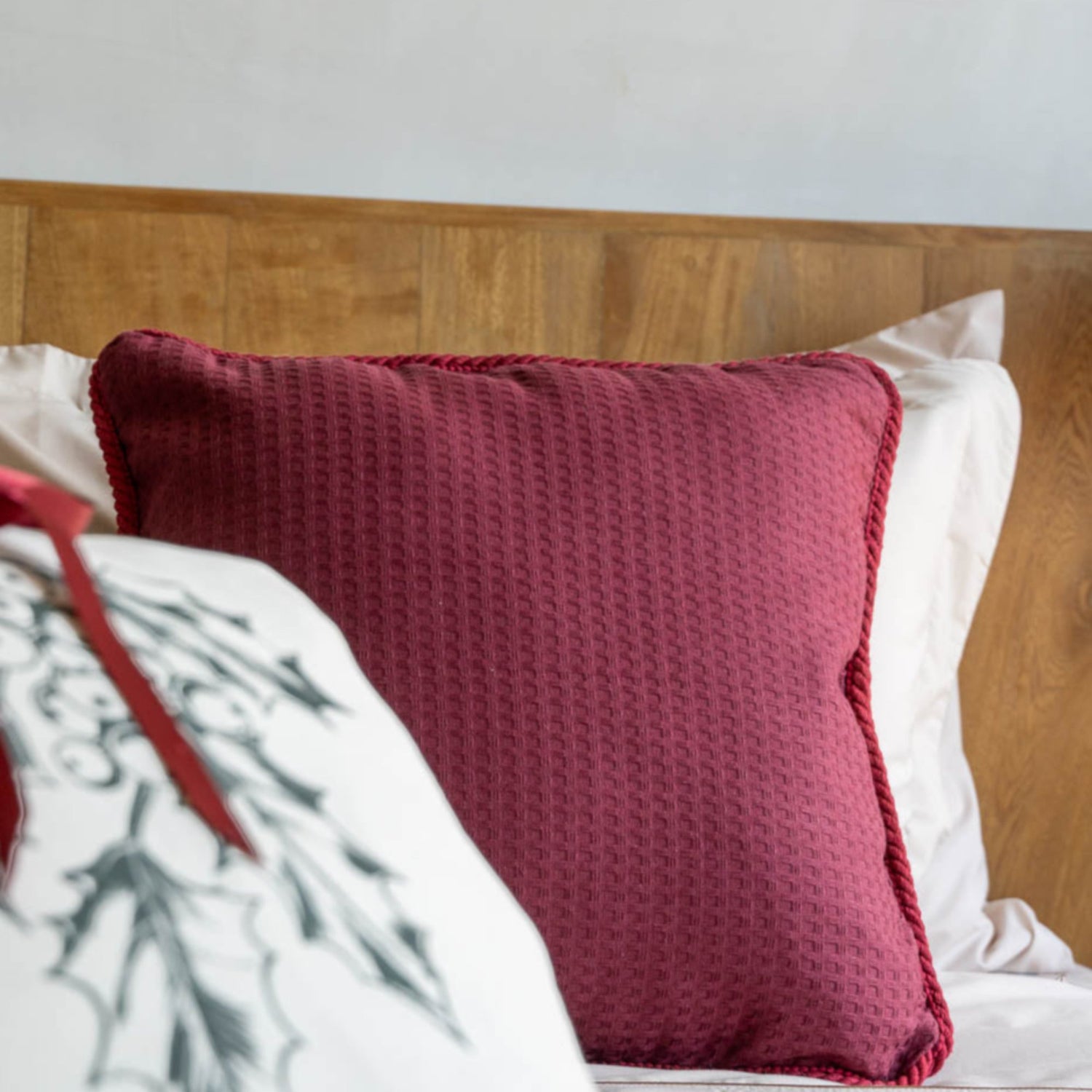 Funda piquet para cojín con cordón Vinotinto