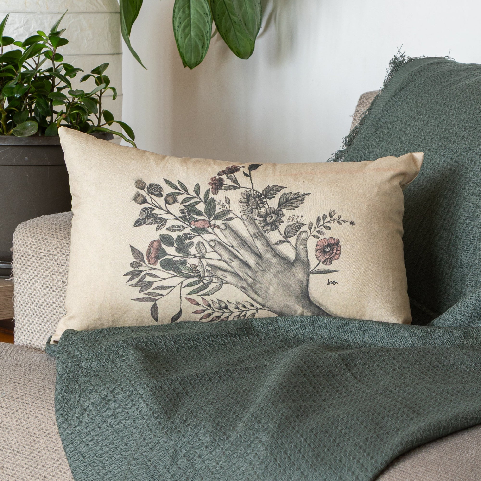 Funda Cojin Rectangular Ilustrada Manos Flores By Leen