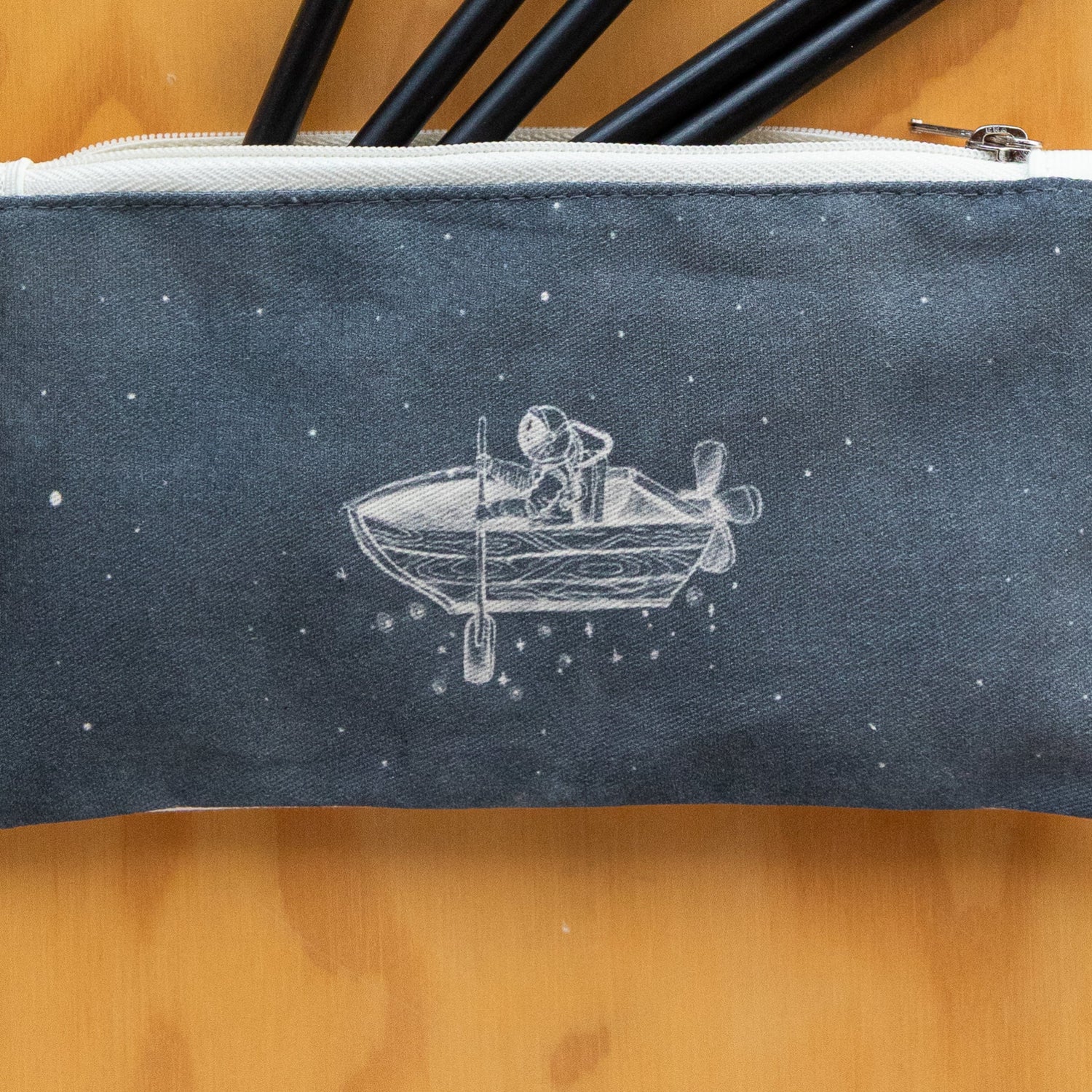 Mini Cartuchera Ilustrada Astronauta Barco By Leen