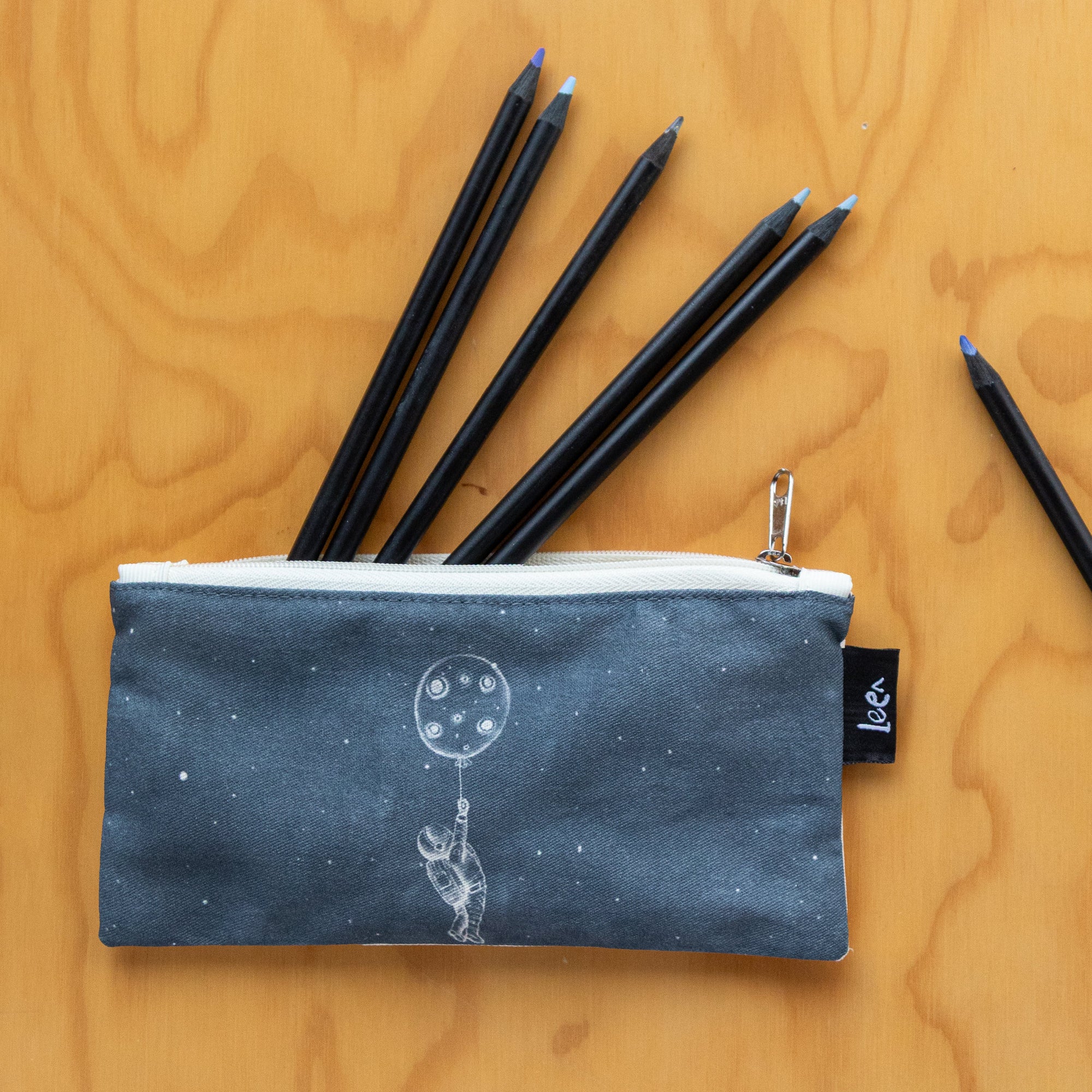 Mini Cartuchera Ilustrada Astronauta Luna By Leen