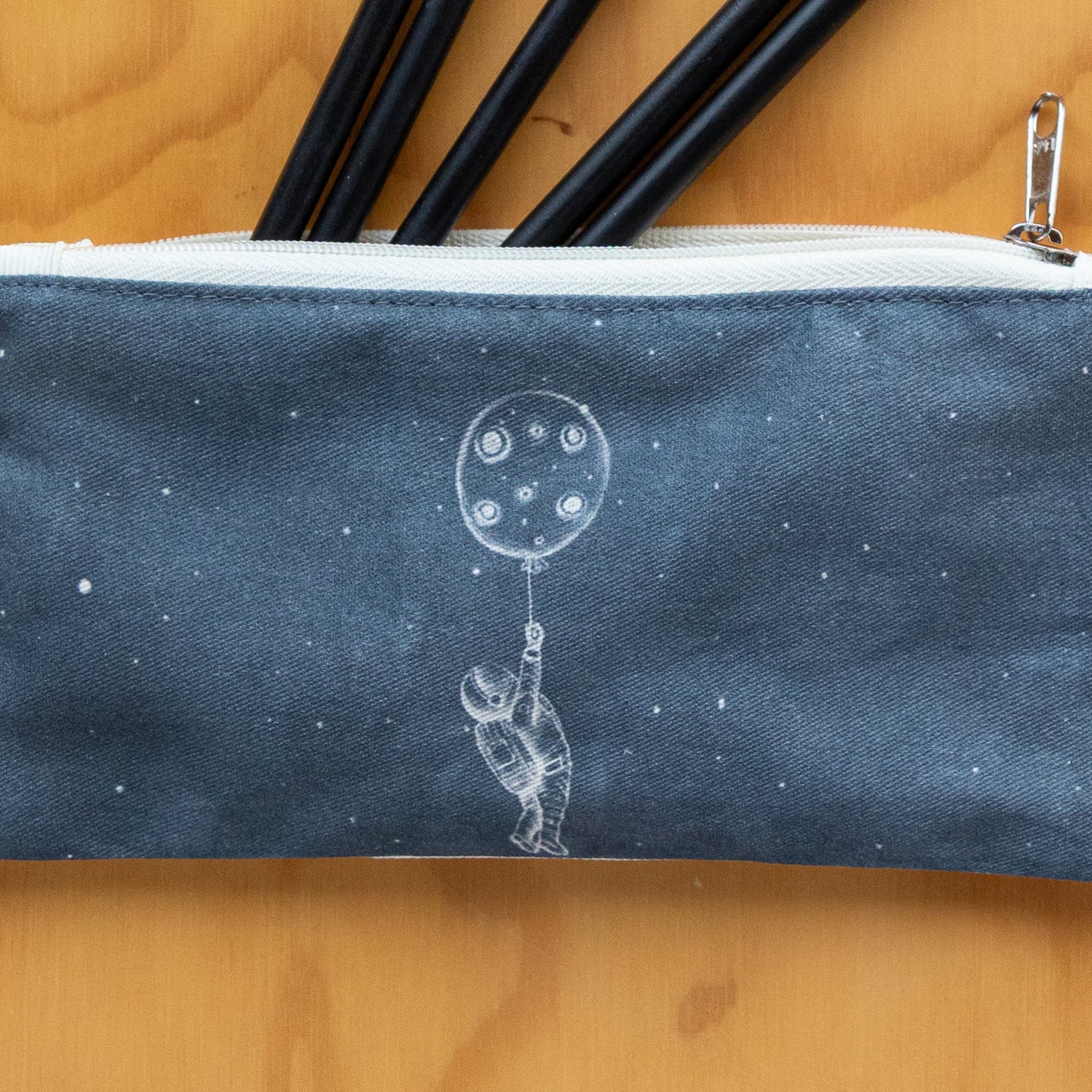 Mini Cartuchera Ilustrada Astronauta Luna By Leen