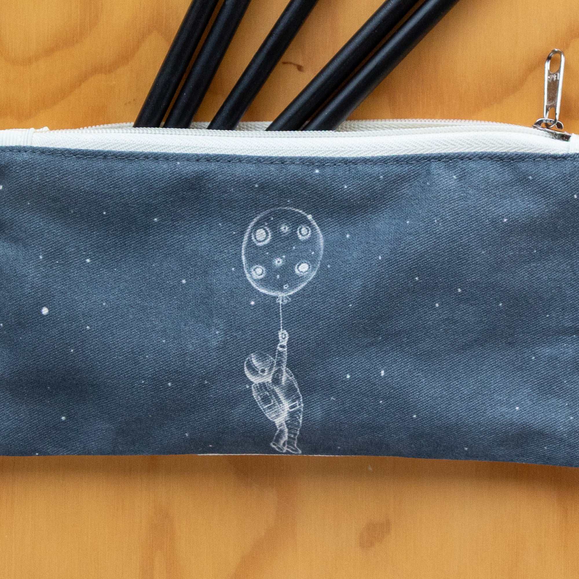 Mini Cartuchera Ilustrada Astronauta Luna By Leen