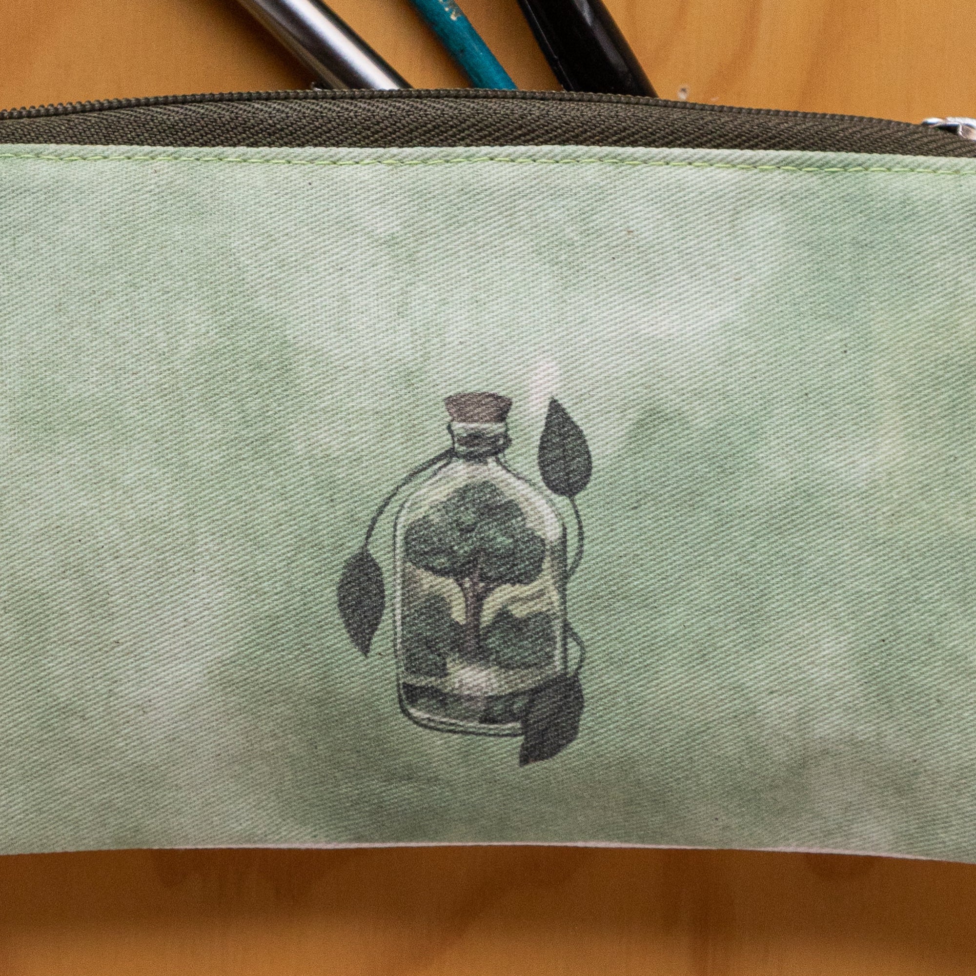 Mini Cartuchera Ilustrada Corazón Selva By Leen