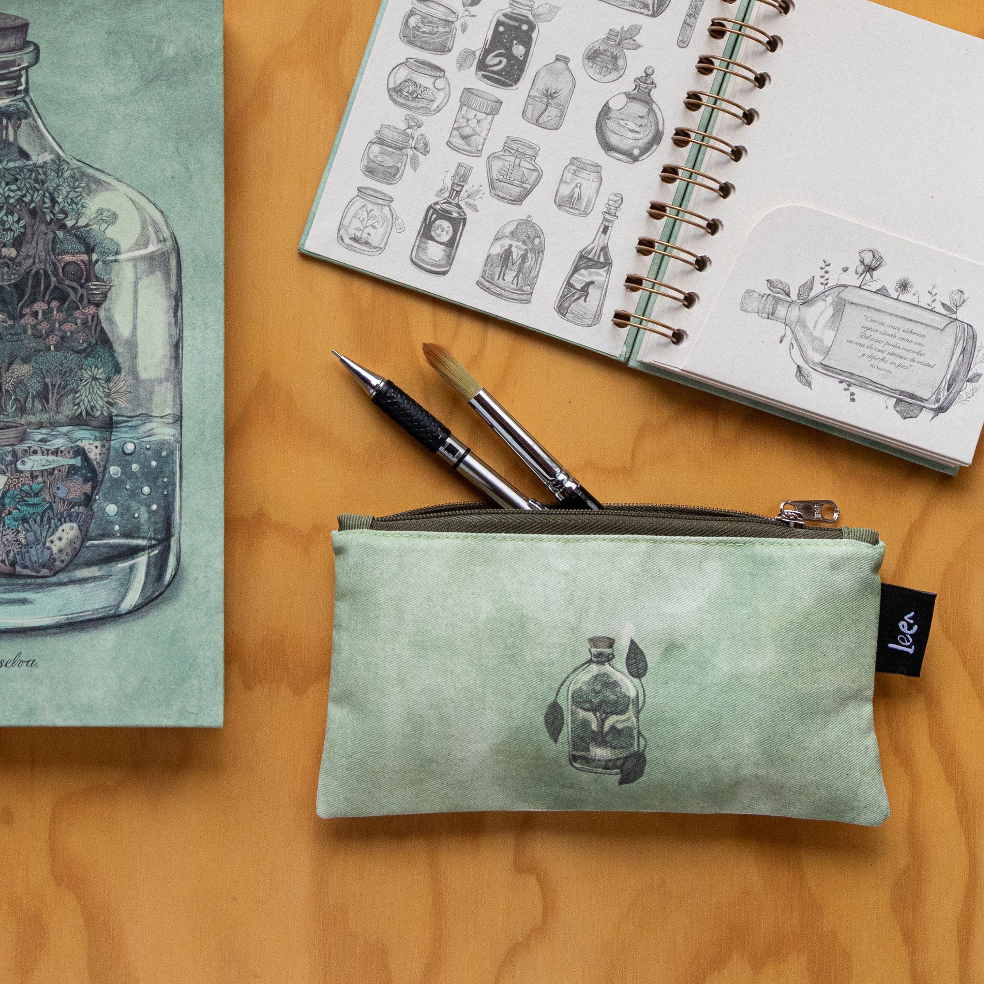 Mini Cartuchera Ilustrada Corazón Selva By Leen