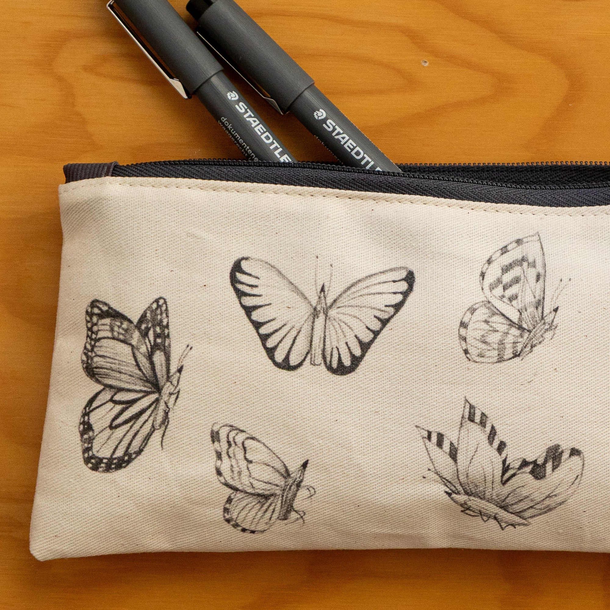 Mini Cartuchera Ilustrada Lapiz Mariposas By Leen