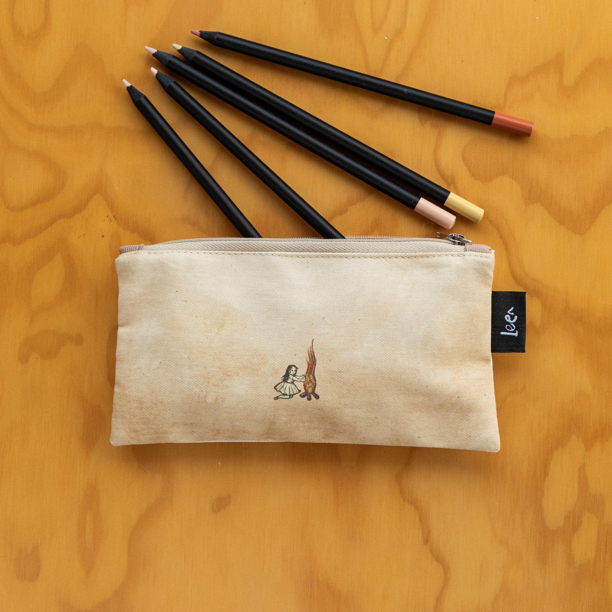 Mini Cartuchera Ilustrada Niña Hoguera By Leen