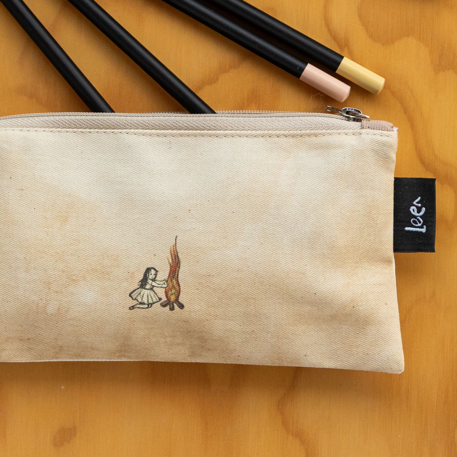 Mini Cartuchera Ilustrada Niña Hoguera By Leen