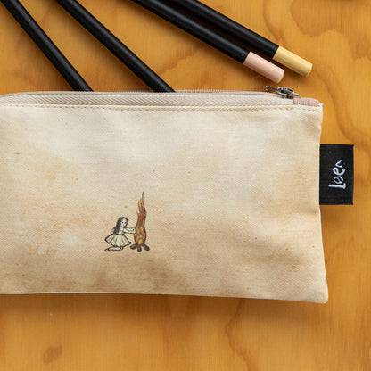 Mini Cartuchera Ilustrada Niña Hoguera By Leen