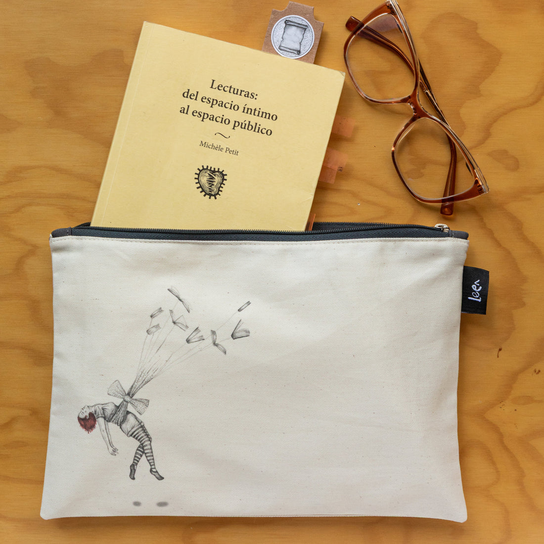 Portaútiles Ilustrado Volar Con Libros By Leen