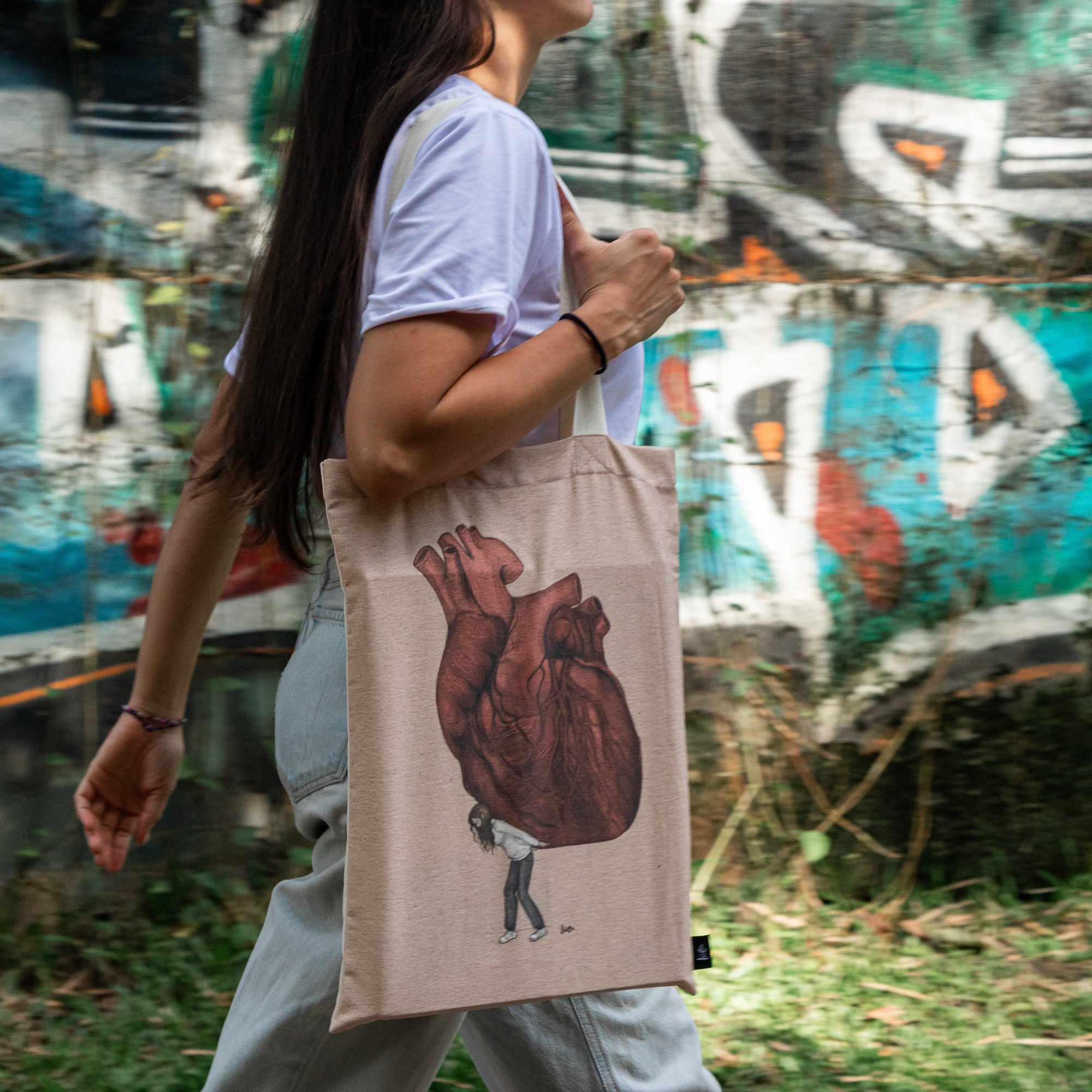 Tote Bag Ilustrada Cargando Corazon By Leen