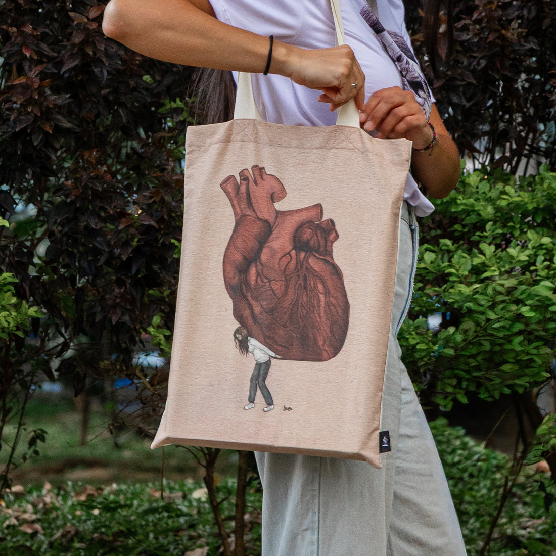 Tote Bag Ilustrada Cargando Corazon By Leen
