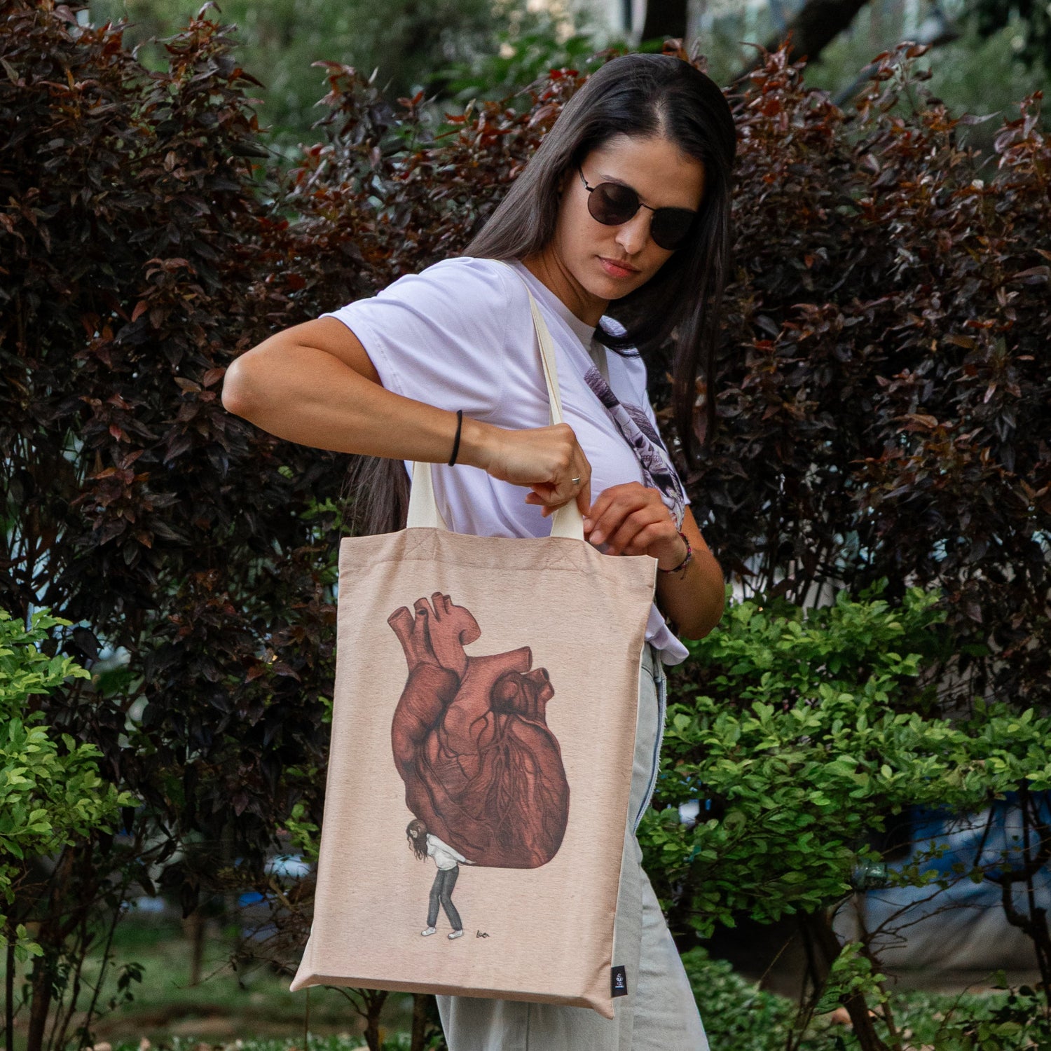 Tote Bag Ilustrada Cargando Corazon By Leen